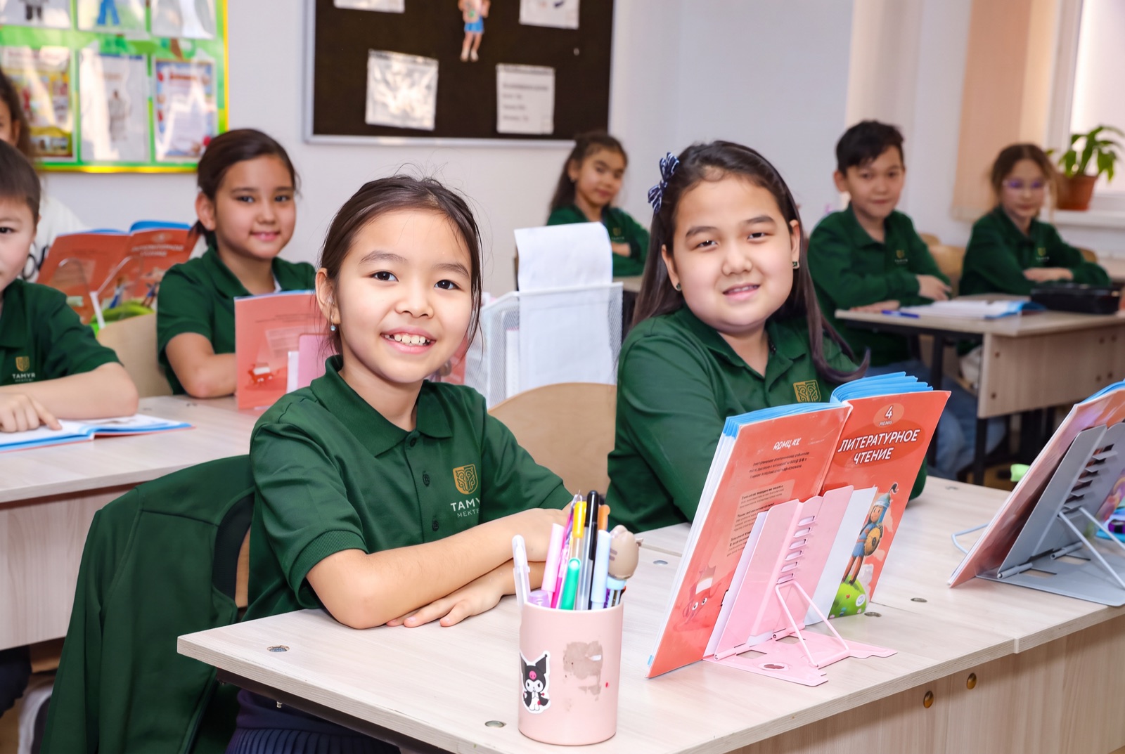 Ученицы начальной школы за партой